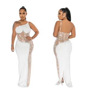 Vue avant et arrière d'une robe de soirée blanche sans manches avec strass et mesh