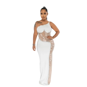 Détail de la robe de soirée blanche avec empiècements en tulle et strass argentés