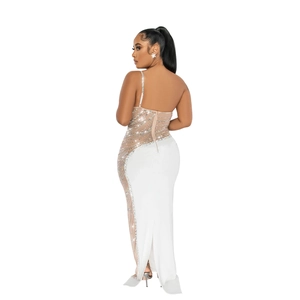 Détail de robe de soirée blanche avec sequins argentés et dos nu élégant en maille