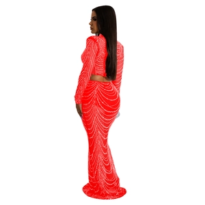Détails de l'ensemble deux pièces en résille rouge avec strass et motifs de vagues