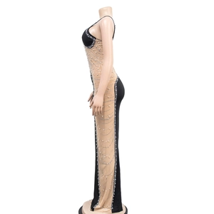 Détail des strass et perles sur le panneau en maille transparente d'une robe de soirée