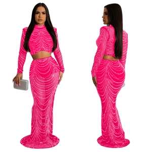 Détail des strass et de la texture en maille de cette robe longue rose deux pièces