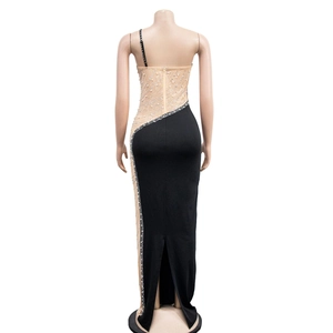 Détails de la fente arrière et des strass scintillants sur cette robe de soirée ajustée