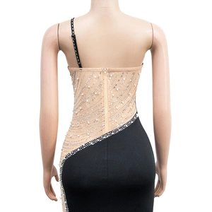 Détail du dos en tulle avec perles, strass et fines bretelles sur une robe de soirée