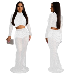 Détails du tissu en maille blanche avec perles élégantes et motifs texturés ondulés