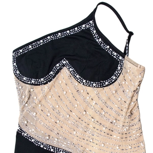 Détail d'une robe de soirée avec strass et perles complexes sur l'épaule et le buste
