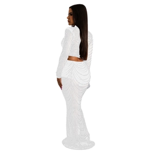 Détail d'un ensemble de soirée en résille blanche avec sequins et rayures perlées