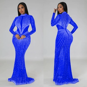 Abito da sera blu reale a maniche lunghe con strass, inserti in rete e silhouette a sirena