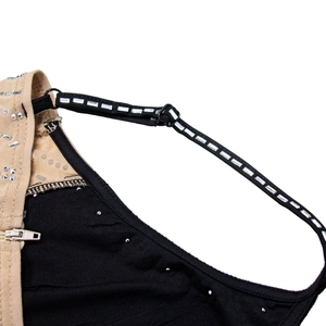 Détail de strass argentés et bretelle réglable sur une robe sans manches à paillettes