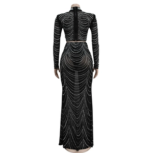 Détail du dos de la robe en mesh noir avec fermeture éclair et motifs en strass argentés