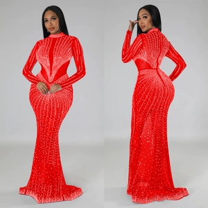 Elegante abito rosso a sirena con maniche in rete e strass scintillanti sulla schiena