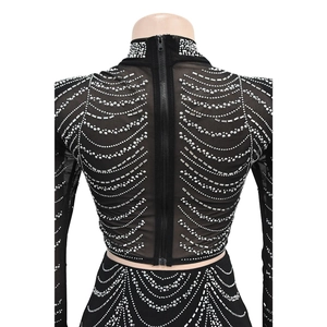 Détail de la robe en tulle avec motifs en strass argentés et fermeture éclair au dos