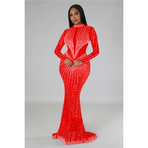 Dettaglio del vestito lungo rosso aderente con strass scintillanti e orlo a sirena
