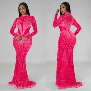 Dettaglio dell'abito a sirena fucsia con strass scintillanti e inserti in mesh