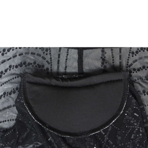 Détail macro du tissu en maille noire à pois avec finitions de doublure de haute qualité