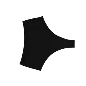 Détail du bas de bikini noir taille haute en maille avec des finitions de couture soignées