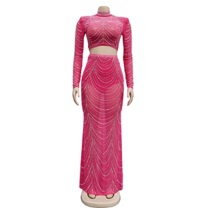 Détail d'un ensemble deux pièces en mesh rose avec strass argentés et manches longues