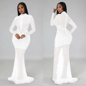 Dettaglio dell'elegante abito bianco in rete con strass e silhouette a sirena