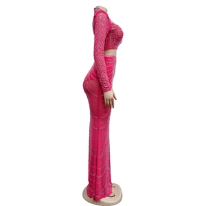 Détails des strass thermocollés en vagues sur le haut en mesh rose et jupe longue