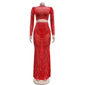 Détail de la robe rouge en mesh avec strass argentés à motif de franges