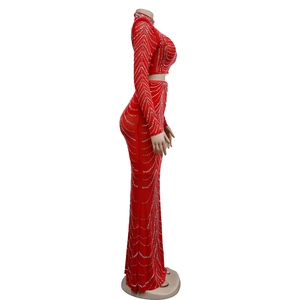 Détail de l'ensemble rouge deux pièces en mesh avec strass argentés et manches longues