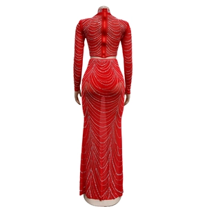 Détails de l'ensemble robe rouge en maille avec strass argentés vus de dos sur mannequin