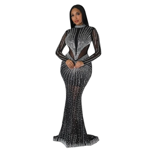 Dettaglio del patchwork in mesh trasparente e strass luccicanti sull'abito da sera nero