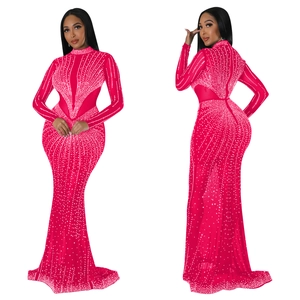 Dettaglio dell'abito a sirena fucsia con inserti in mesh trasparente e strass luminosi