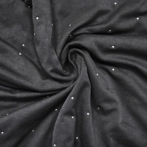 Dettaglio del tessuto a rete nera con strass scintillanti e trama di perline delicate
