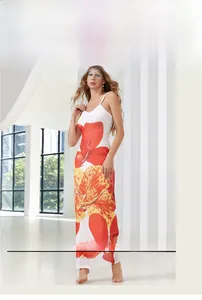 Vue détaillée de l'imprimé floral et des bretelles sur cette robe maxi d'été blanche