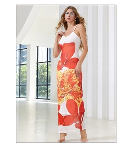 Gros plan sur l'imprimé floral orange de la robe longue dos nu blanche élégante