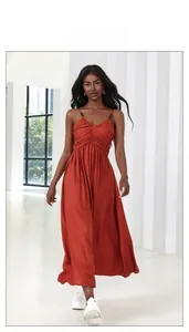 Dettaglio del vestito lungo rosso con schiena scoperta e scollo a V a pieghe