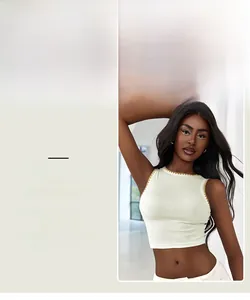 Nahaufnahme des weißen gerippten Tanktops mit gelben Wellenkanten und atmungsaktivem Stoff