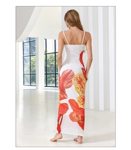 Vue arrière d'une robe longue blanche à fleurs avec de fines bretelles d'été