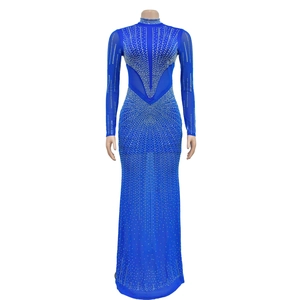 Dettaglio dell'abito in mesh blu reale con motivi in strass scintillanti sulle maniche
