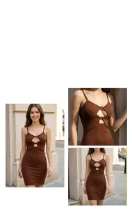 Dettaglio dell'abito corto in maglia a coste marrone con cut-out e fibbia in resina