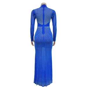 Dettaglio posteriore di un abito da sera in tulle blu navy con strass argento brillanti