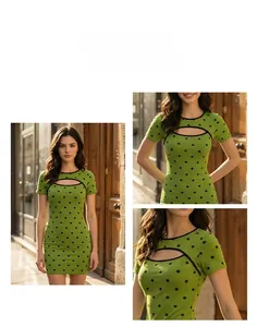 Détail de robe tricotée verte à pois noirs avec découpe élégante sur la poitrine