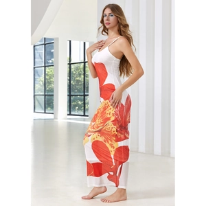 Robe longue fleurie à fines bretelles et dos nu dans un style tropical éclatant