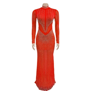 Dettaglio dell'abito lungo rosso in mesh con strass argentati e design a collo alto