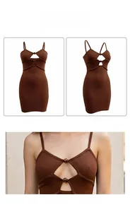 Dettaglio dello scollo dell'abito bodycon marrone con intaglio e perle decorative rotonde