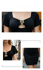 Detail eines schwarzen Etuikleides mit Cut-Out-Ausschnitt und grünem Jadeschmuck-Dekor