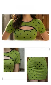 Détails de la robe en maille à pois verts avec décolleté ajouré et texture côtelée fine