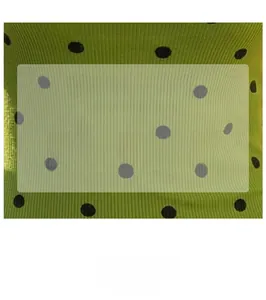 Détail du tissu en maille verte à pois noirs avec une texture côtelée fine