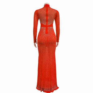 Dettaglio dell'abito da sera rosso in rete con strass argentati e zip invisibile sul retro