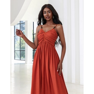 Elegante abito lungo schiena scoperta rosso mattone con pieghe e perline