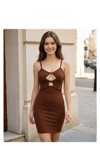 Dettaglio mini abito in maglia marrone scuro con apertura a diamante e bottoni sul petto