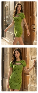 Détail d'une robe en maille à pois verts avec une découpe circulaire au niveau du buste