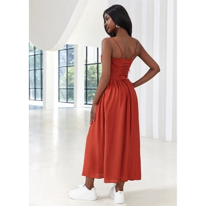 Elegante abito midi arancione ruggine con schiena scoperta e dettagli a punto smock