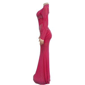 Dettaglio di strass lucidi su un abito da sera lungo in rete color magenta